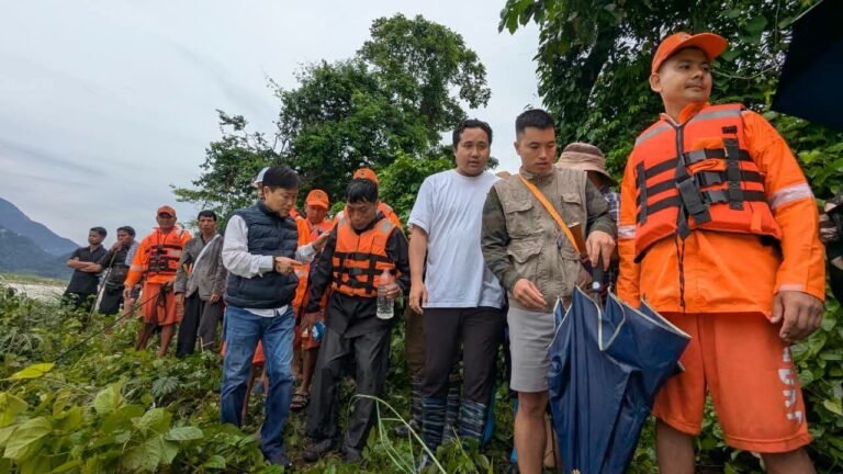 Four stranded fishermen rescued from Sisiri river near Dambuk