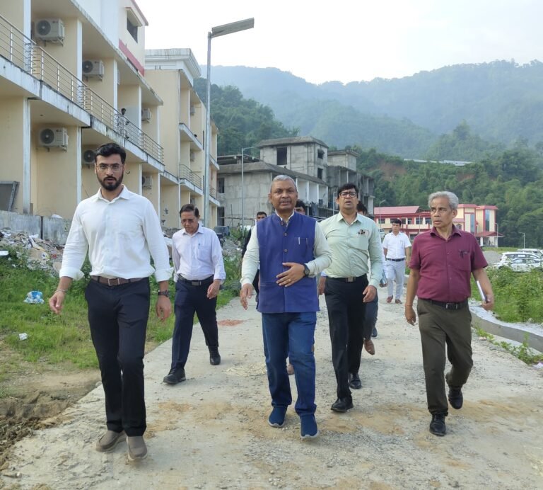 I&B Secretary reviews progress of FTII campus