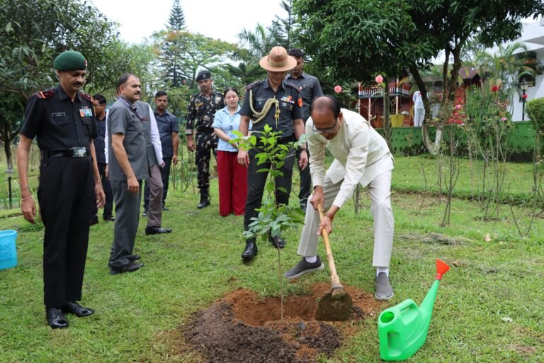 Union Minister plants sapling at Lok Bhavan